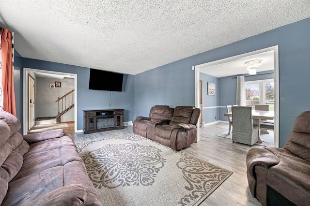 6921 Larkwood Drive NE, Cedar Rapids, IA 52402