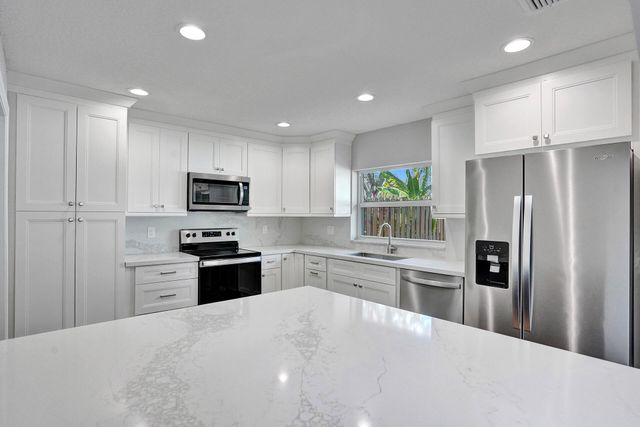 9821 NW 5th Place, Plantation, FL 33324