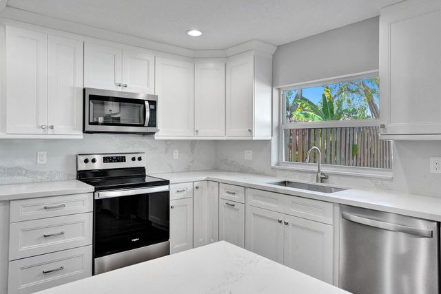 9821 NW 5th Place, Plantation, FL 33324