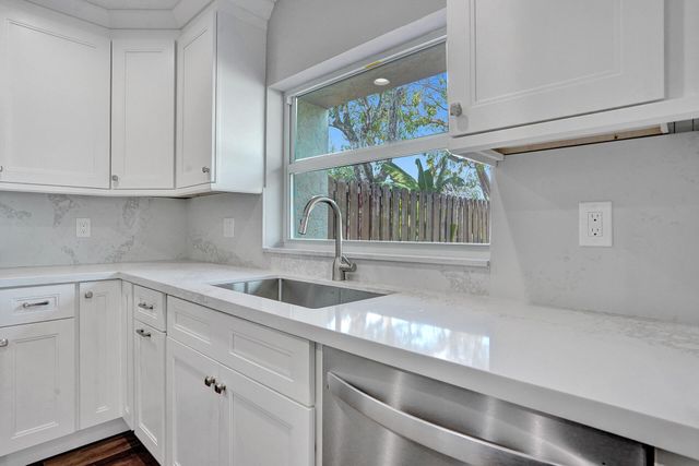 9821 NW 5th Place, Plantation, FL 33324