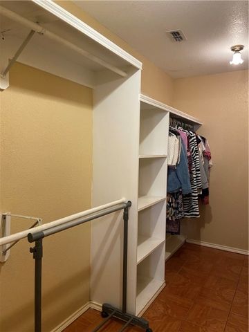 905 Franco Dr, Alice, TX 78332