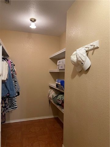 905 Franco Dr, Alice, TX 78332