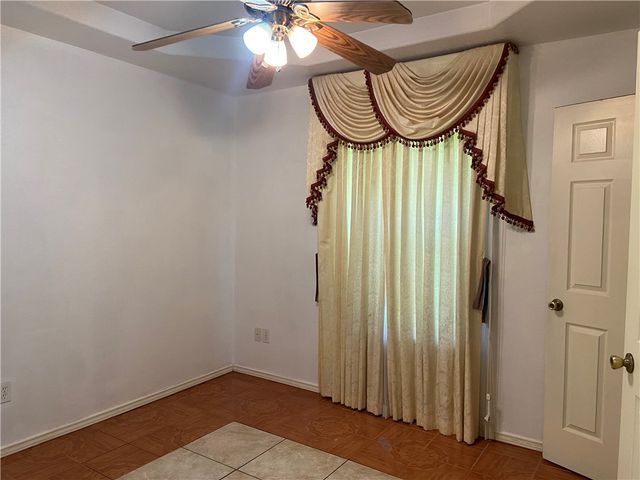 905 Franco Dr, Alice, TX 78332