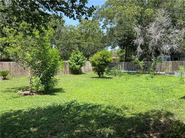 905 Franco Dr, Alice, TX 78332