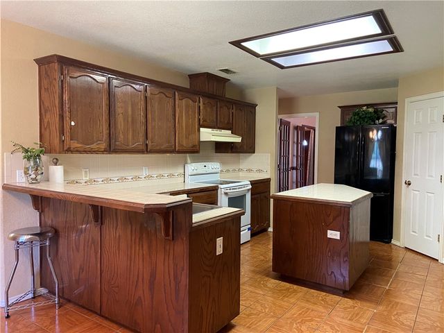 905 Franco Dr, Alice, TX 78332