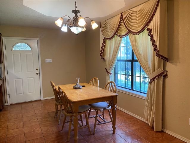 905 Franco Dr, Alice, TX 78332