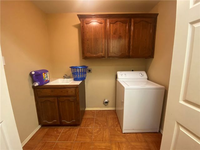 905 Franco Dr, Alice, TX 78332