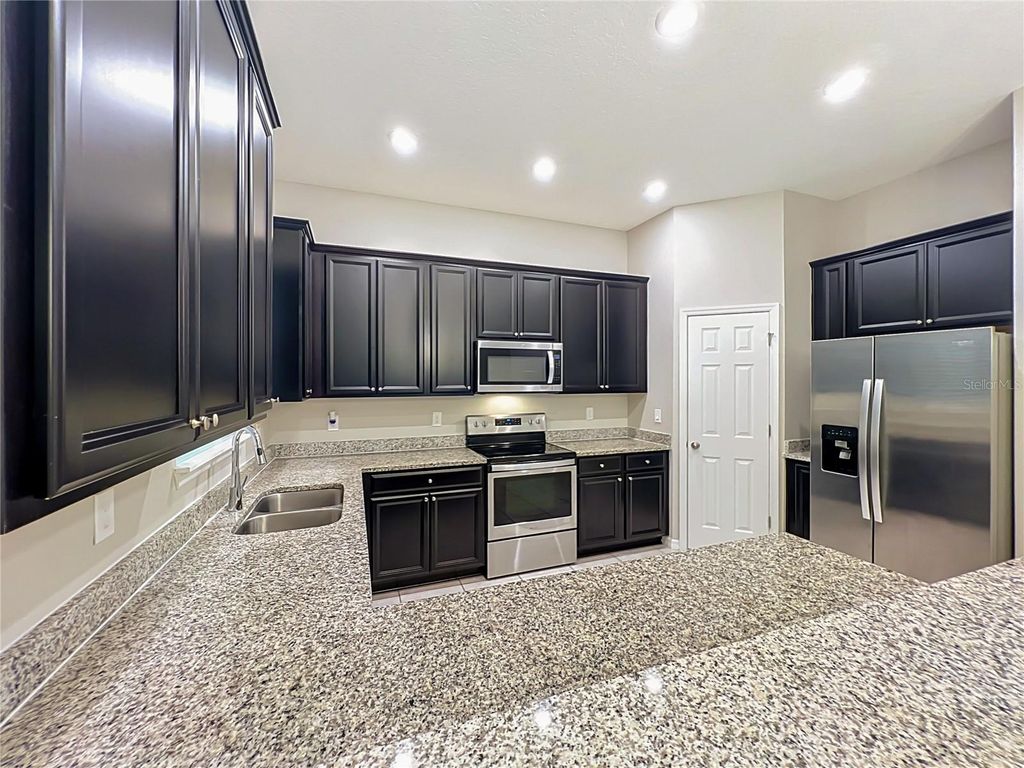 Image 21 of property listing at 1549 ASTORIA ARBOR LANE, Orlando, FL 32824