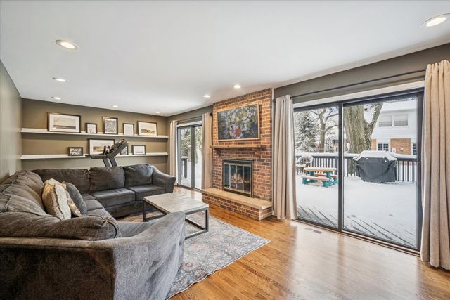 1718 S Ridge Drive, Arlington Heights, IL 60005