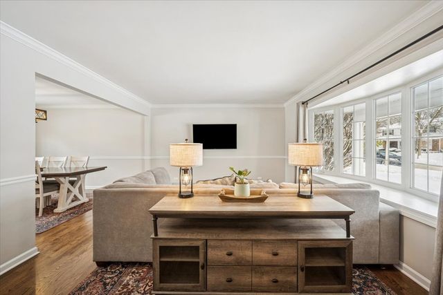 1718 S Ridge Drive, Arlington Heights, IL 60005