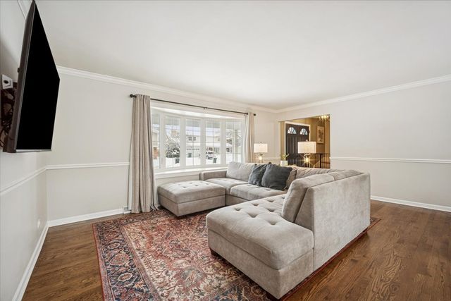 1718 S Ridge Drive, Arlington Heights, IL 60005