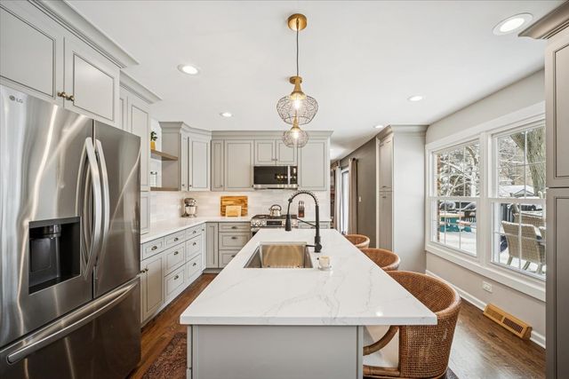 1718 S Ridge Drive, Arlington Heights, IL 60005