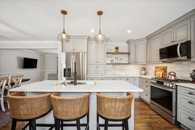 1718 S Ridge Drive, Arlington Heights, IL 60005