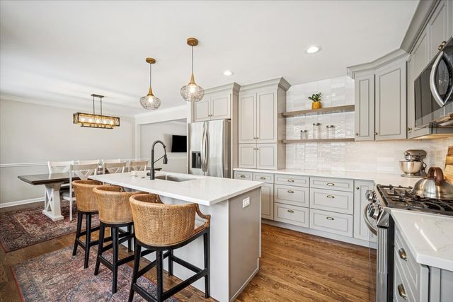 1718 S Ridge Drive, Arlington Heights, IL 60005