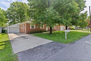 2709 Greenwood Lane, Godfrey, IL 62035