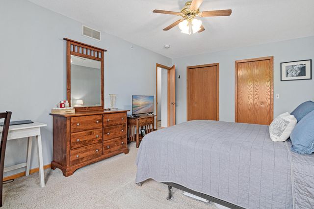 483 Mission Hills Way E, Chanhassen, MN 55317