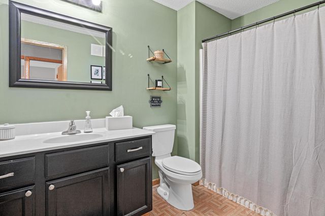 483 Mission Hills Way E, Chanhassen, MN 55317