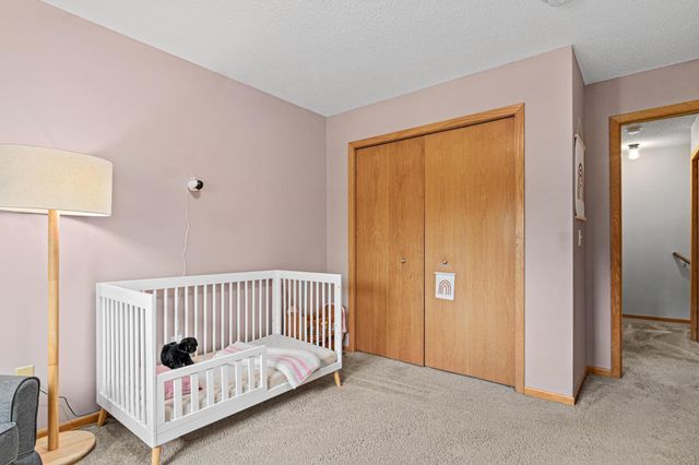 483 Mission Hills Way E, Chanhassen, MN 55317