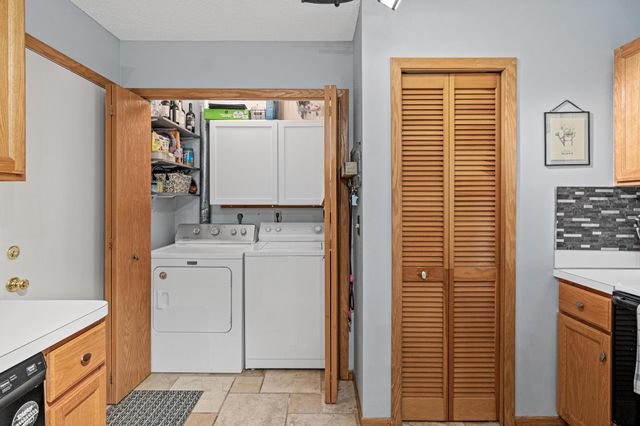 483 Mission Hills Way E, Chanhassen, MN 55317