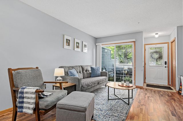 483 Mission Hills Way E, Chanhassen, MN 55317
