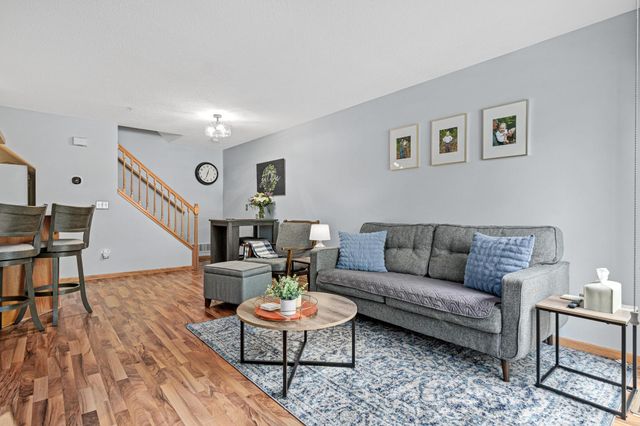 483 Mission Hills Way E, Chanhassen, MN 55317