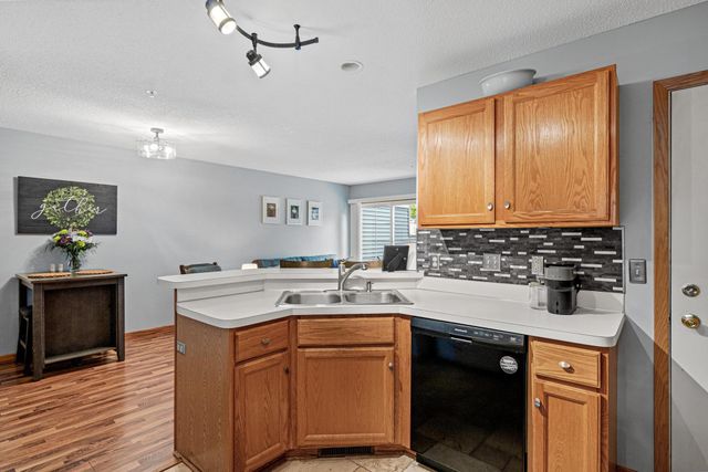 483 Mission Hills Way E, Chanhassen, MN 55317