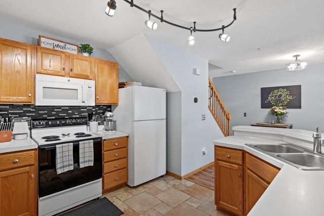 483 Mission Hills Way E, Chanhassen, MN 55317