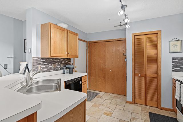 483 Mission Hills Way E, Chanhassen, MN 55317