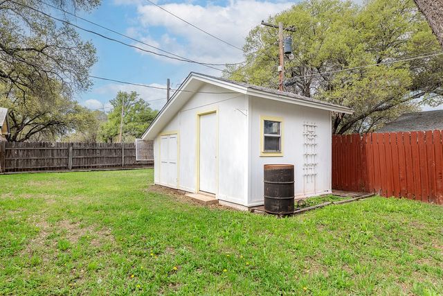 2102 S High Street, Brady, TX 76825