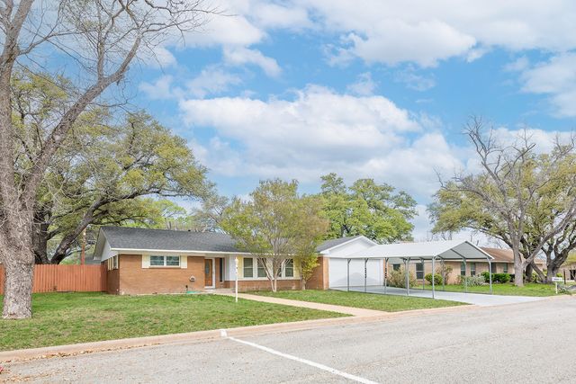 2102 S High Street, Brady, TX 76825