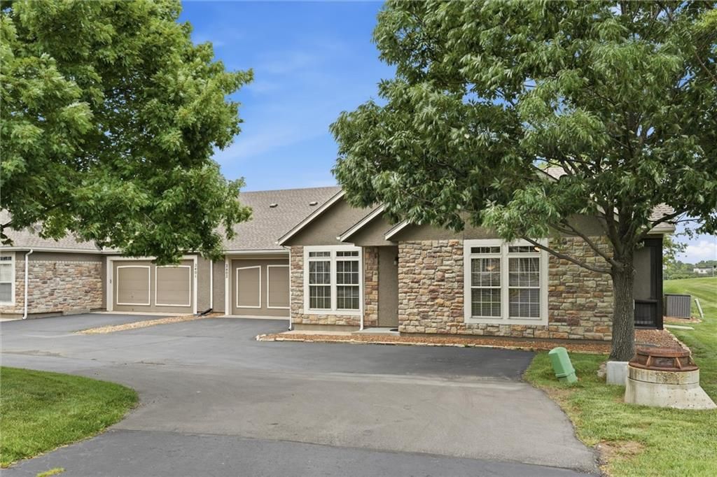 11263 S Summit Street 2402, Olathe, KS 66062