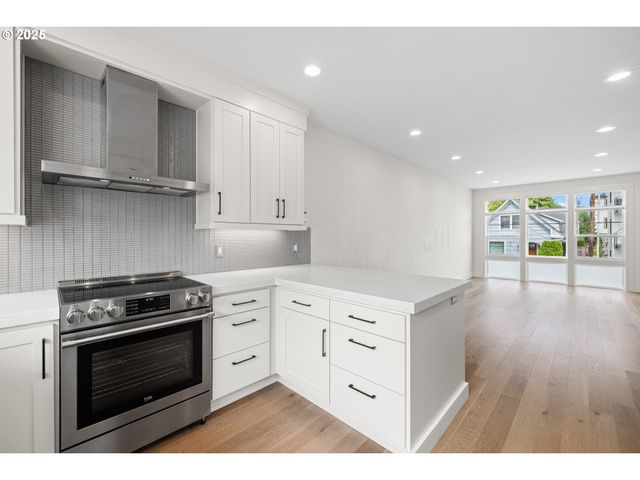 176 N GOING St, Portland, OR 97217