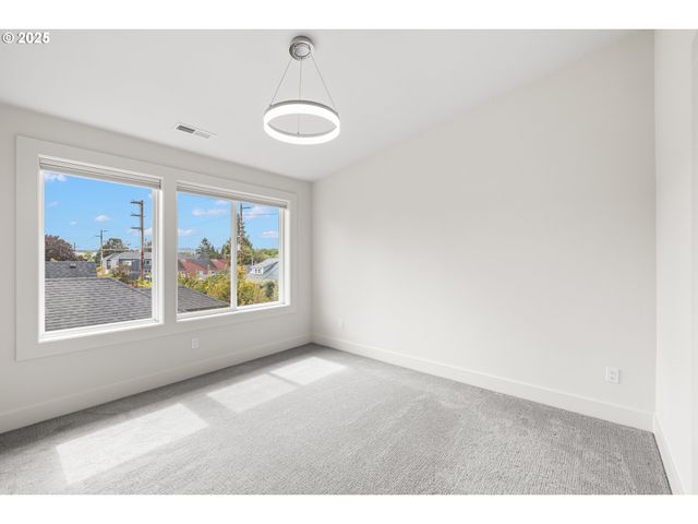 176 N GOING St, Portland, OR 97217