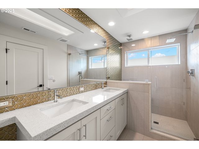 176 N GOING St, Portland, OR 97217