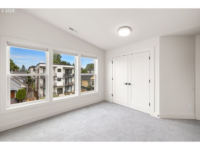 176 N GOING St, Portland, OR 97217