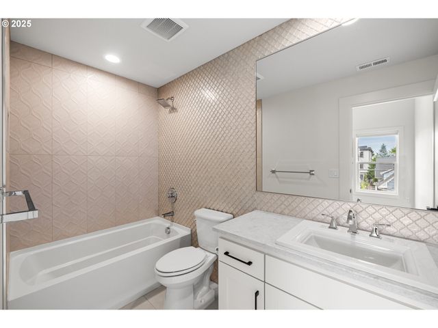 176 N GOING St, Portland, OR 97217