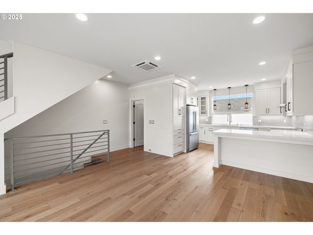 176 N GOING St, Portland, OR 97217