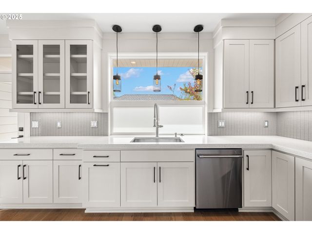 176 N GOING St, Portland, OR 97217