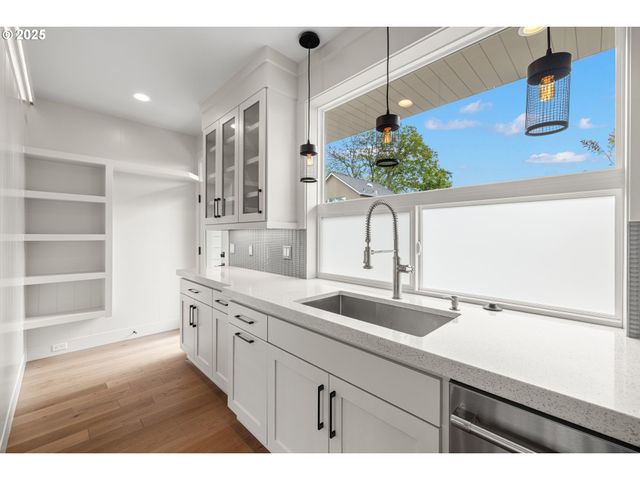 176 N GOING St, Portland, OR 97217