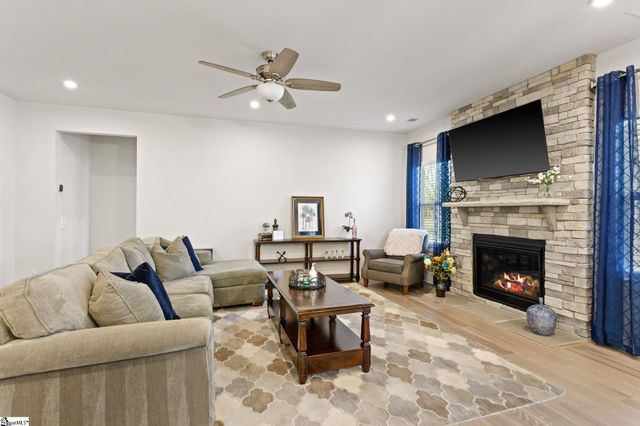 356 Hollythorpe Lane, Fountain Inn, SC 29644