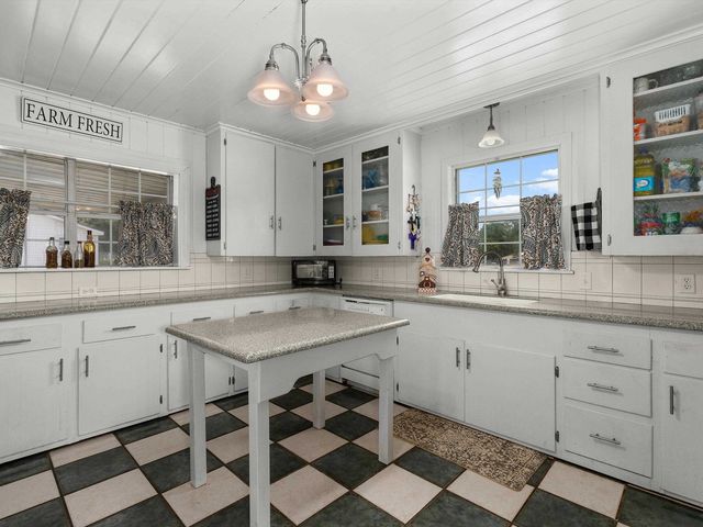 107 Cottage, Carthage, TX 75633