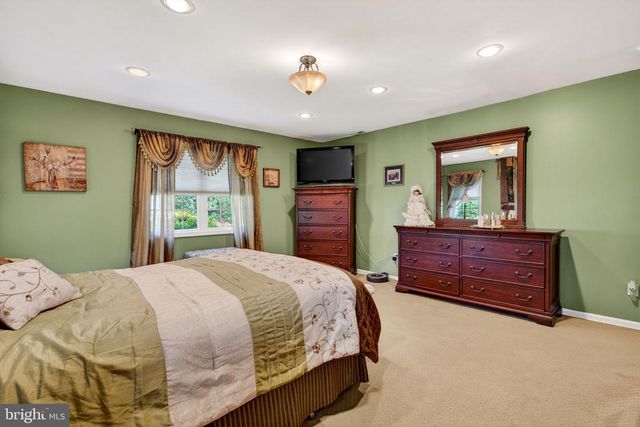 29 BROOKSTONE DR, Voorhees, NJ 08043