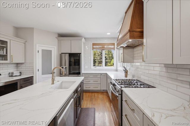 56440 Ashbrooke Drive E, Shelby Charter Township, MI 48316