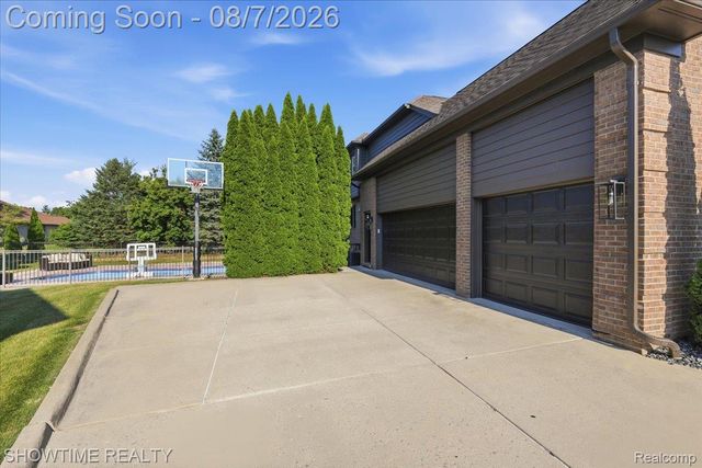 56440 Ashbrooke Drive E, Shelby Charter Township, MI 48316