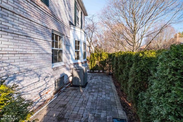 47 Cranford Lane, Grosse Pointe, MI 48230