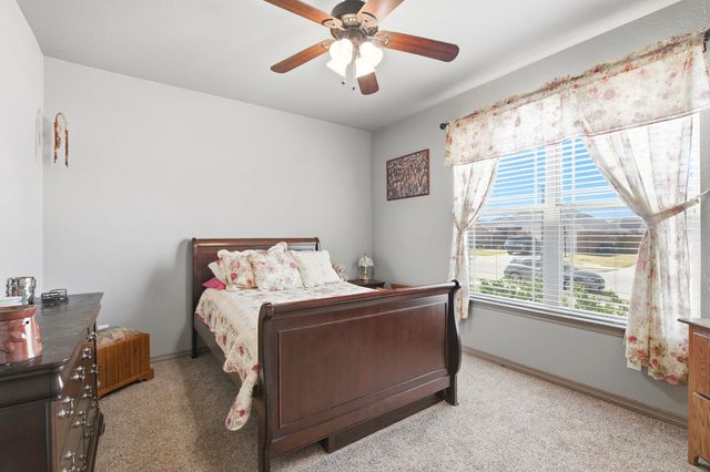 4916 Lakepark Drive, Sanger, TX 76266
