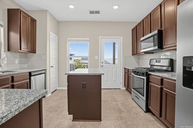 5502 DANIEL WAY, St Hedwig, TX 78152