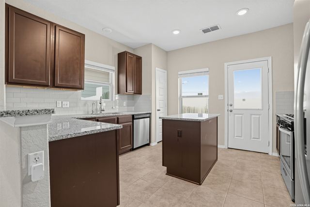 5502 DANIEL WAY, St Hedwig, TX 78152