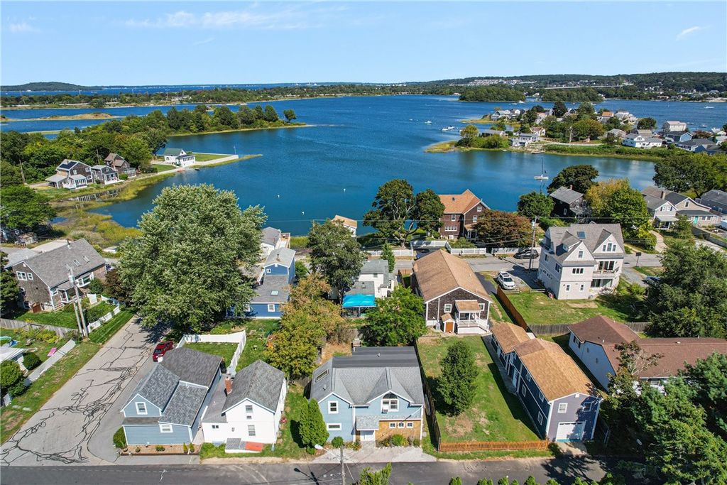 13 Oak Street, Portsmouth, RI 02871