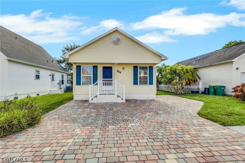 254 Leawood CIR, Naples, FL 34104